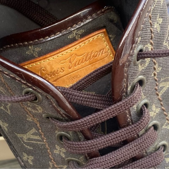 Classic Louis Vuitton Sneakers - Picture 6 of 9